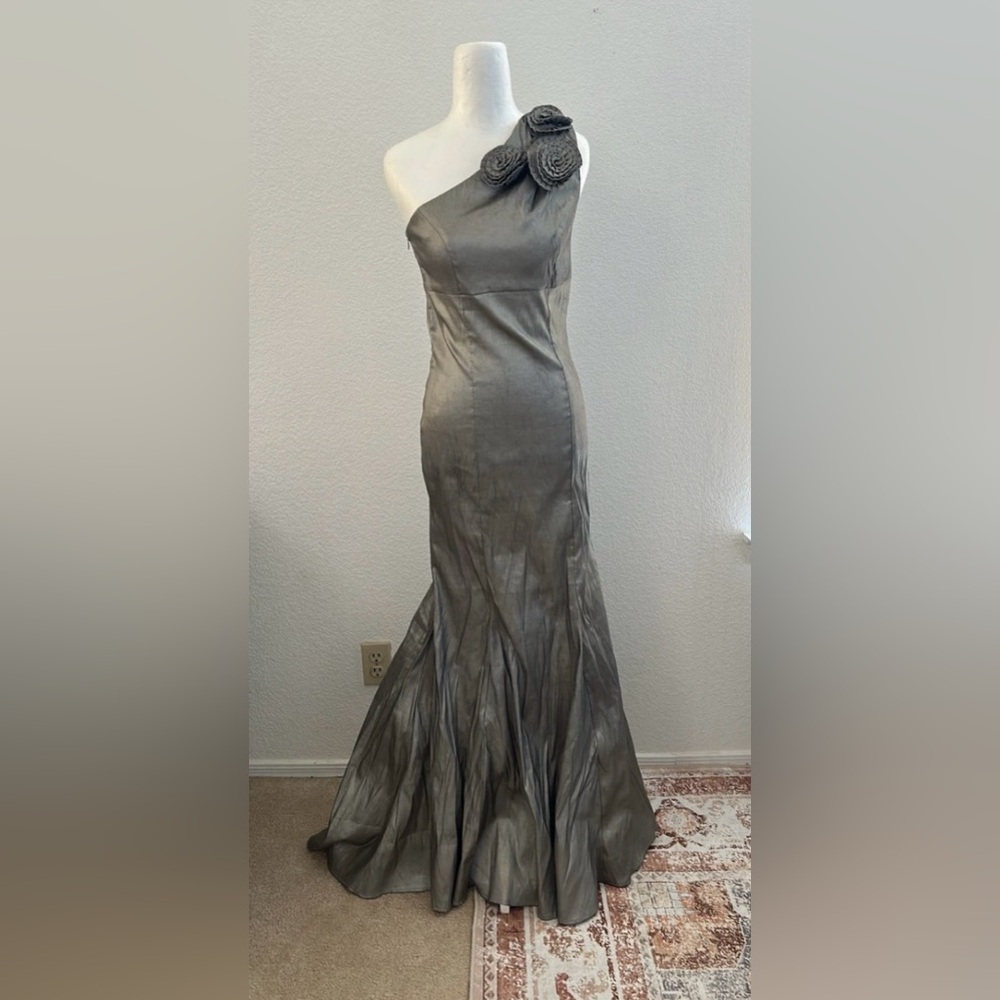 Va Va Voom Brand One Shoulder Evening Gown, Formal Events Silver Tall